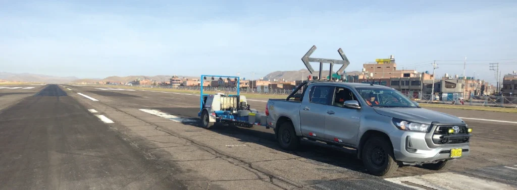 Evaluación de pavimentos en la concesión Alto Magdalena 1 Equipo FWD realizando una evaluación estructural de pavimentos en los aeropuertos andinos del Perú, midiendo la capacidad de carga y resistencia de las pistas.