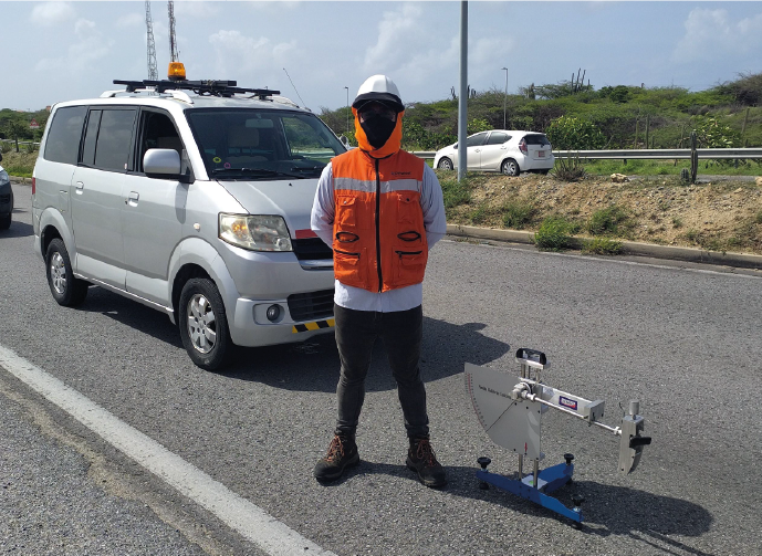 Evaluación de la fricción del pavimento con Péndulo Británico en el Corredor Verde de Aruba, midiendo la resistencia al deslizamiento.