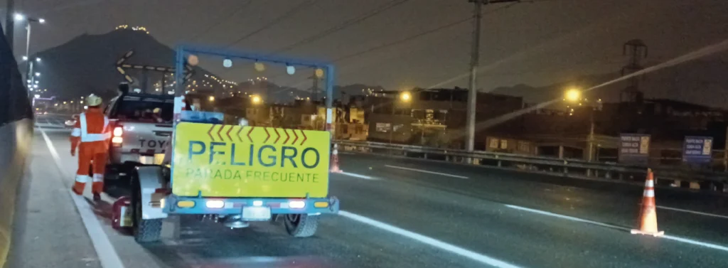 Consultoría para la medición de los parámetros de condición y servicio de la concesión Lima Expresa 2023 1 Equipo FWD evaluando la resistencia estructural de una carretera en Lima, midiendo la deflexión del pavimento para análisis de su capacidad de carga.