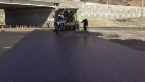Equipo de Strinso en carretera aplicando tratamiento de micropavimento