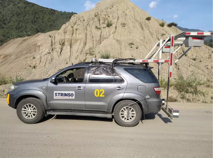 Equipo realizando evaluación estructural no destructiva de pavimento.