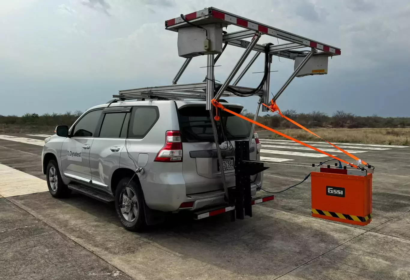 Equipo de georradar realizando georreferenciación para evaluación de pavimentos en una carretera