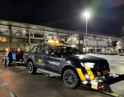Equipo de Strinso realizando evaluación superficial en el aeropuerto el dorado