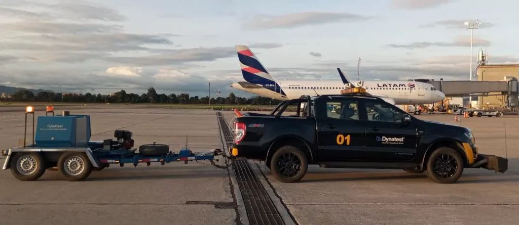Equipo de OPAIN realizando el cálculo de módulos en el lado aire del Aeropuerto El Dorado