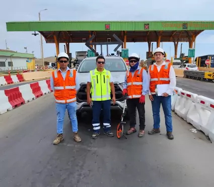 Equipo de Strinso, trabajando con empresas consultoras y contratistas de pavimentación