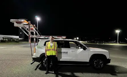 Ingeniera realizando evaluación en aeropuerto Terrance