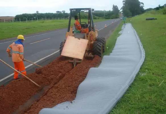 Técnico realizando uma drenagem eficiente de pavimentos